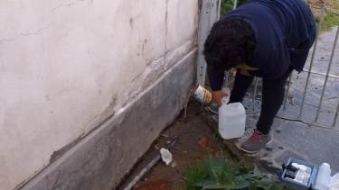 Las muestras de agua tomadas en el barrio Santa Genoveva buscan descubrir el origen del canal de agua subterráneo. (Gentileza).-