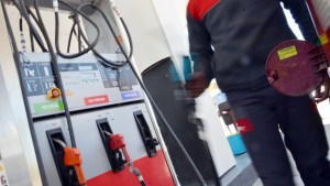 Retrasan por un mes el ajuste en el impuesto a los combustibles