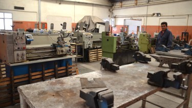 La escuela tiene un alto consumo de energía por las máquinas de sus talleres.