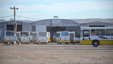 Los colectivos quedaron retenidos en la base de la empresa. (Foto: Yamil Regules)