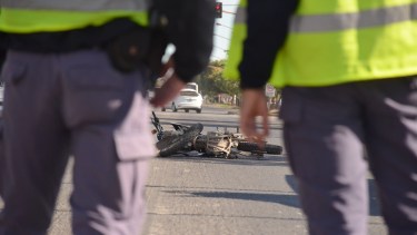 Una moto y un auto chocaron en ruta 22 y Anaya. Foto: Yamil Regules