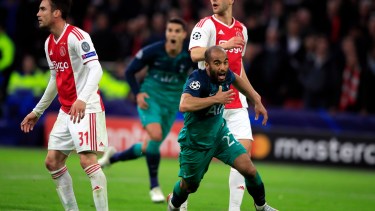El brasileño Lucas Moura de Tottenham tras anotar el tercer gol en la victoria 3-2 ante Ajax en la semifinal de la Liga de Campeones.  (AP Foto/Peter Dejong)