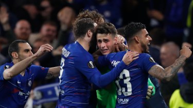 Gonzalo Higuaín abraza a Kepa Arrizabalaga,el arquero del Chelsea que atajó dos penales en la serie ante el Frankfurt.