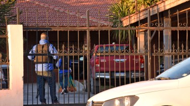 El allanamiento se hizo esta mañana en el barrio Mariano Moreno. (Foto: Florencia Salto.-)