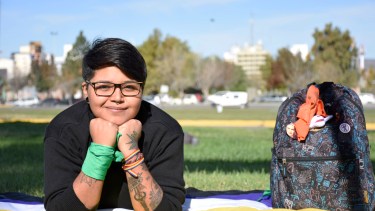 Las personas no binarias son aquellas que no se identifican en las categorías varón/mujer. Dann se autopercibe como género fluido (Foto: Florencia Salto)