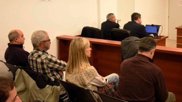 La familia Vela asistió a la audiencia donde se impugnó la absolución de la comunidad mapuche acusada de usurpación. Foto Florencia Salto