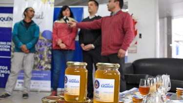 La secretaria de Producción Amalia Sapag y el intendente de Aluminé Gabriel Álamo presentaron la actividad. Foto Florencia Salto