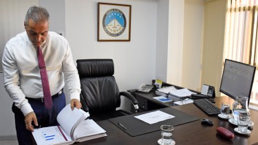 Entre números. Busamia revisa estadísticas que reflejan parte del trabajo de los jueces del sistema penal de Neuquén.