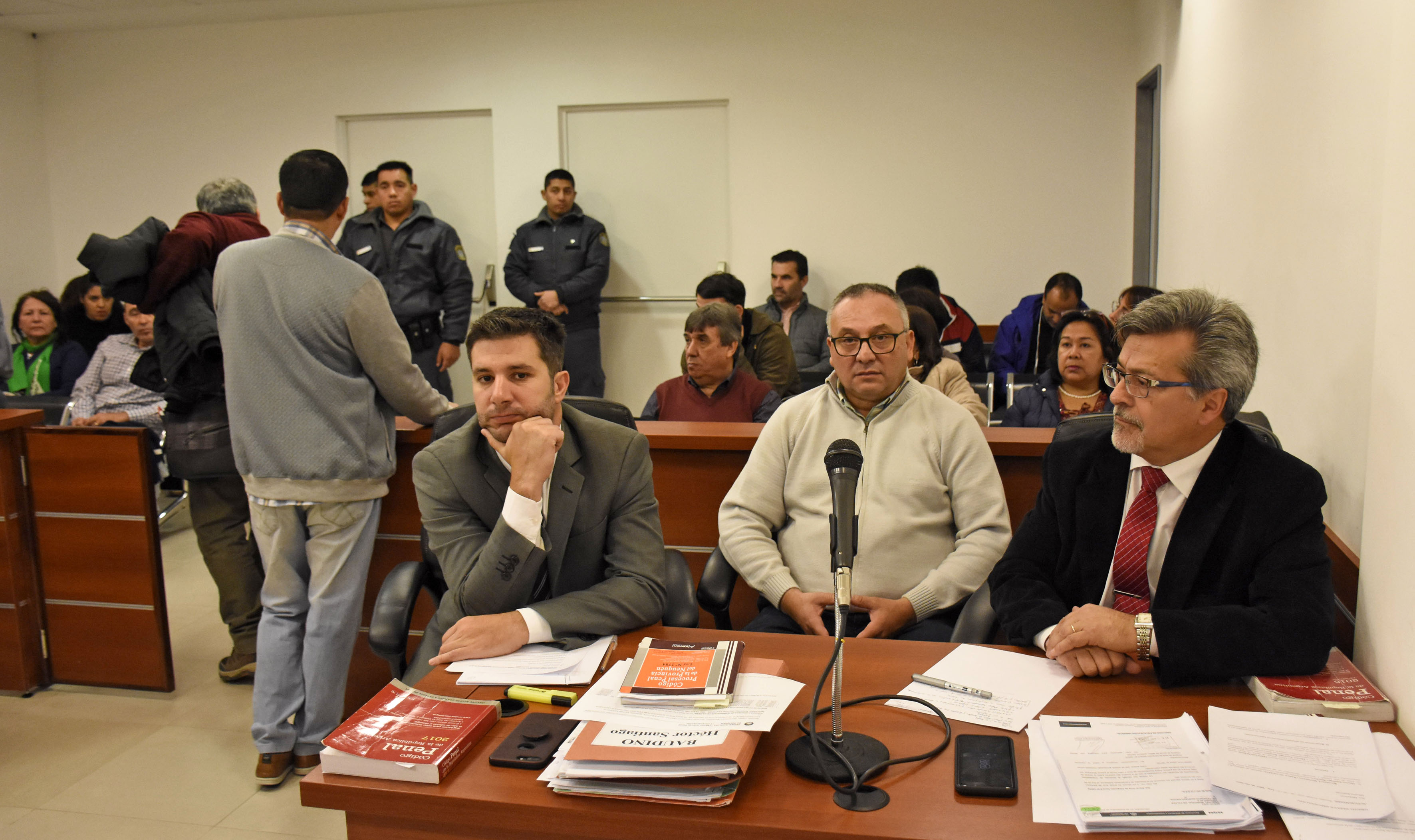 Baudino, en medio de sus abogados Gutiérrez y Mendaña. (Foto Florencia Salto)