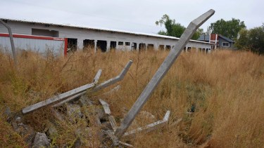 Los jardines de infantes con construcción en seco son un ícono de emprendimientos abandonados. Foto Florencia Salto
