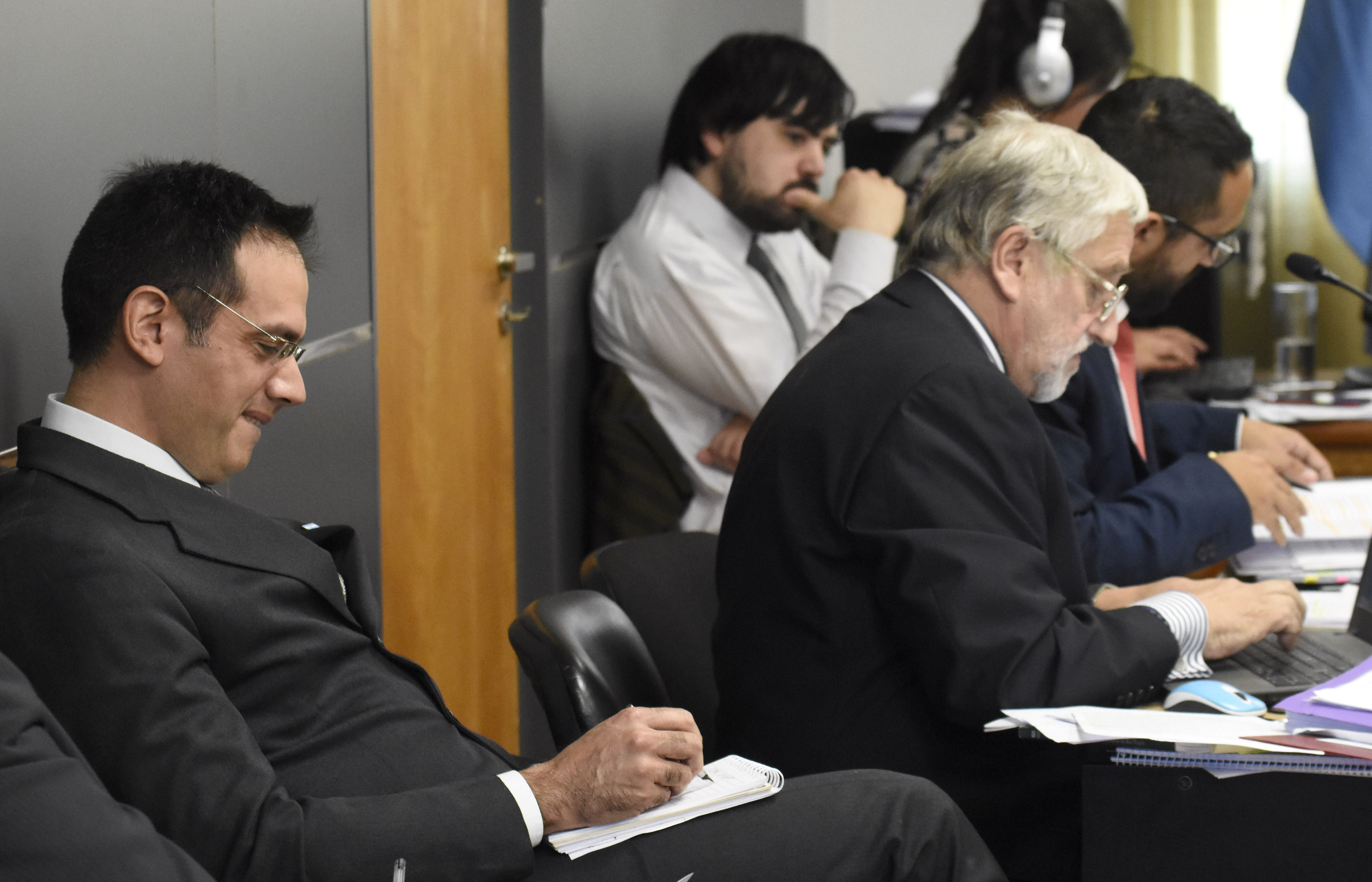 Notas y gestos. Rodríguez Lastra estuvo atento a lo que declararon todos los testigos en la primera audiencia. (Foto Florencia Salto)