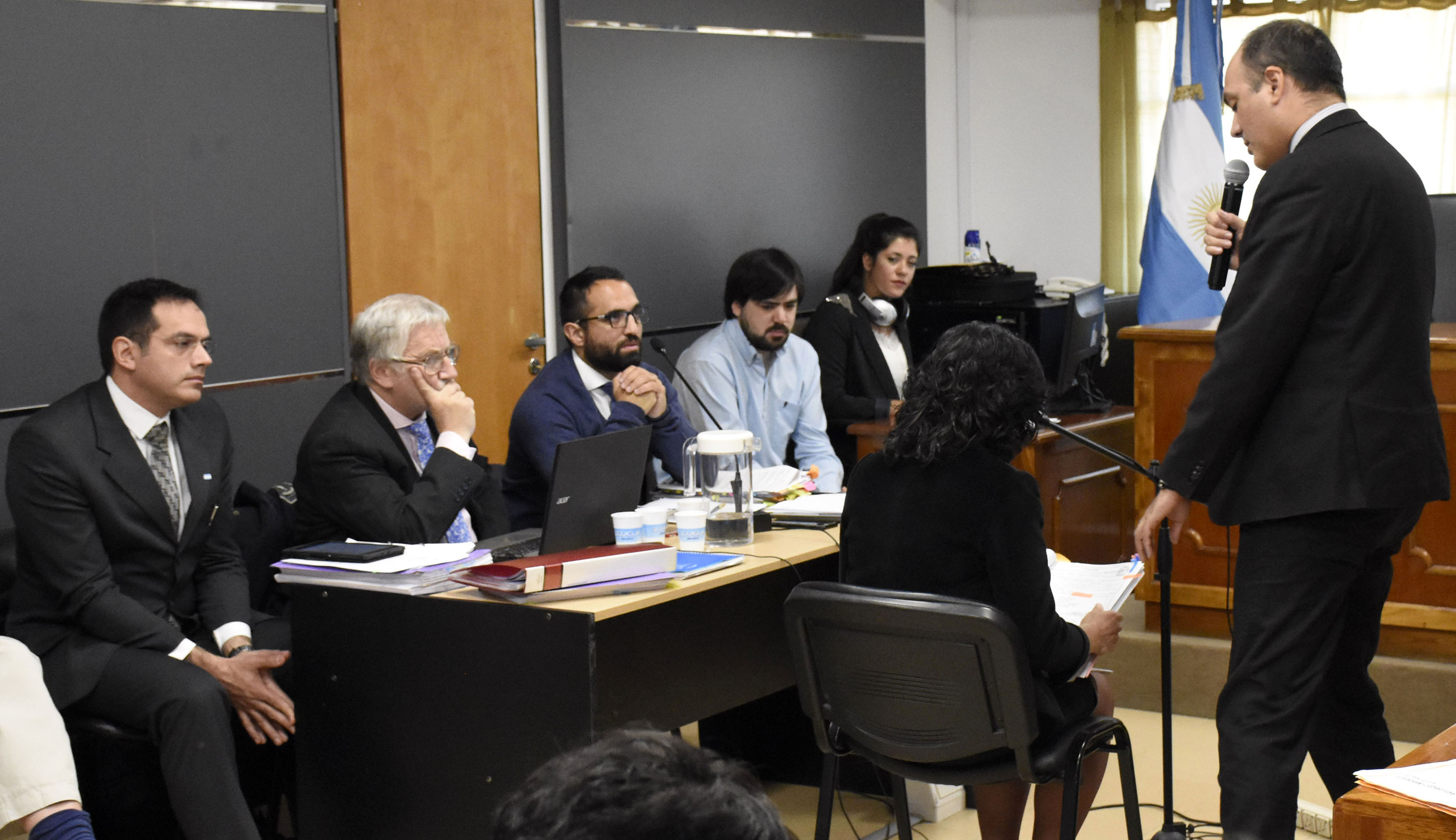 Una de las testigos de la audiencia del martes revisa  documentación a pedido del fiscal Márquez Gauna. (Foto Florencia Salto)