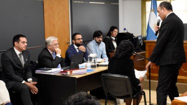 Una de las testigos de la audiencia del martes revisa  documentación a pedido del fiscal Márquez Gauna. (Foto Florencia Salto)