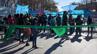 Juicio al ginecólogo: marchas y acampes, verdes y celestes, para esperar el veredicto