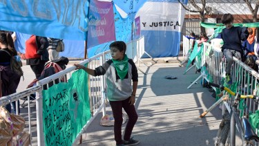 Así de cerca estuvieron durante las audiencias las organizaciones identificadas con los colores verde y celeste. (Foto Florencia Salto)