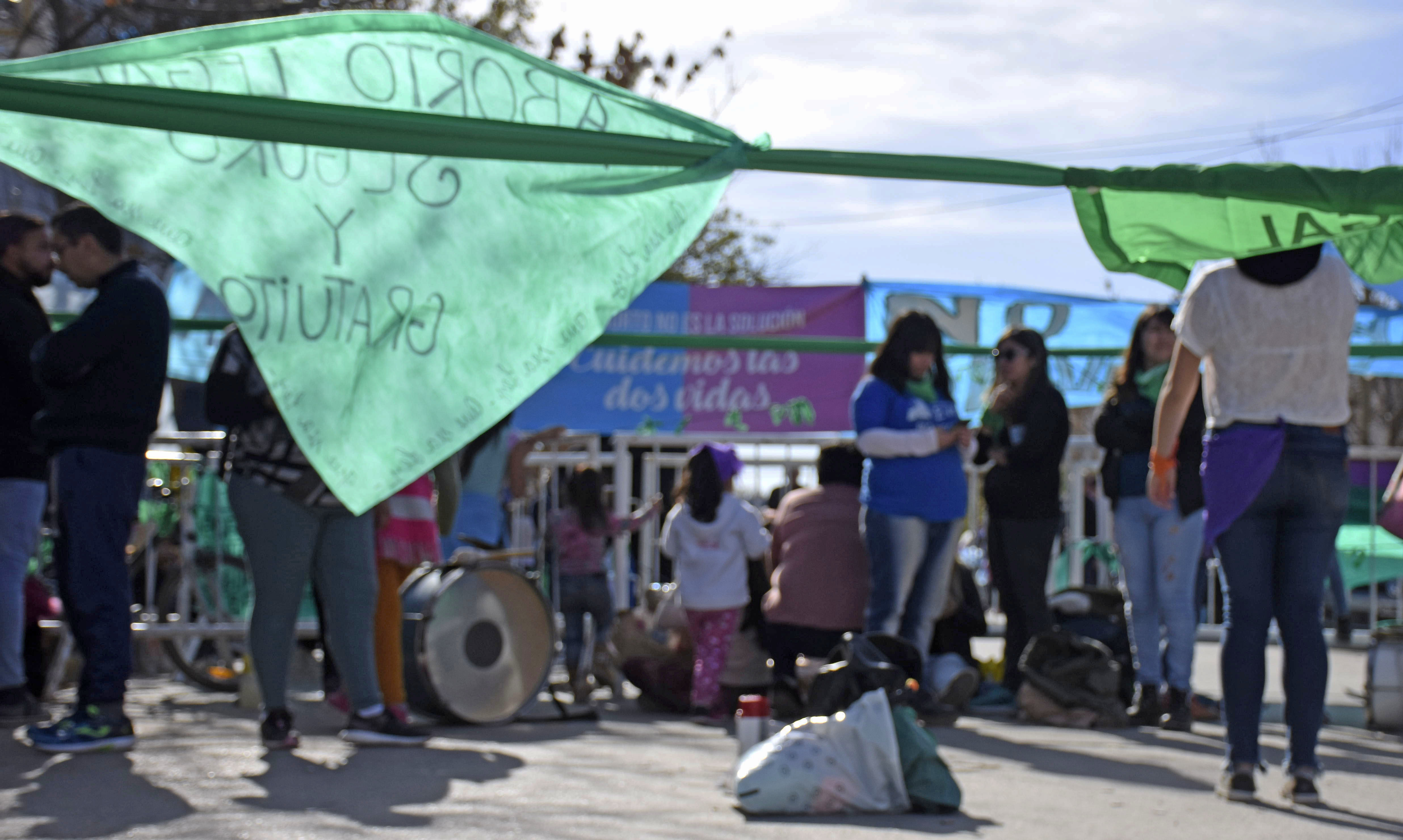 En la calle continuaron las manifestaciones de pañuelos verdes y celestes. (Foto Florencia Salto)