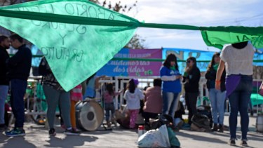 En la calle continuaron las manifestaciones de pañuelos verdes y celestes. (Foto Florencia Salto)