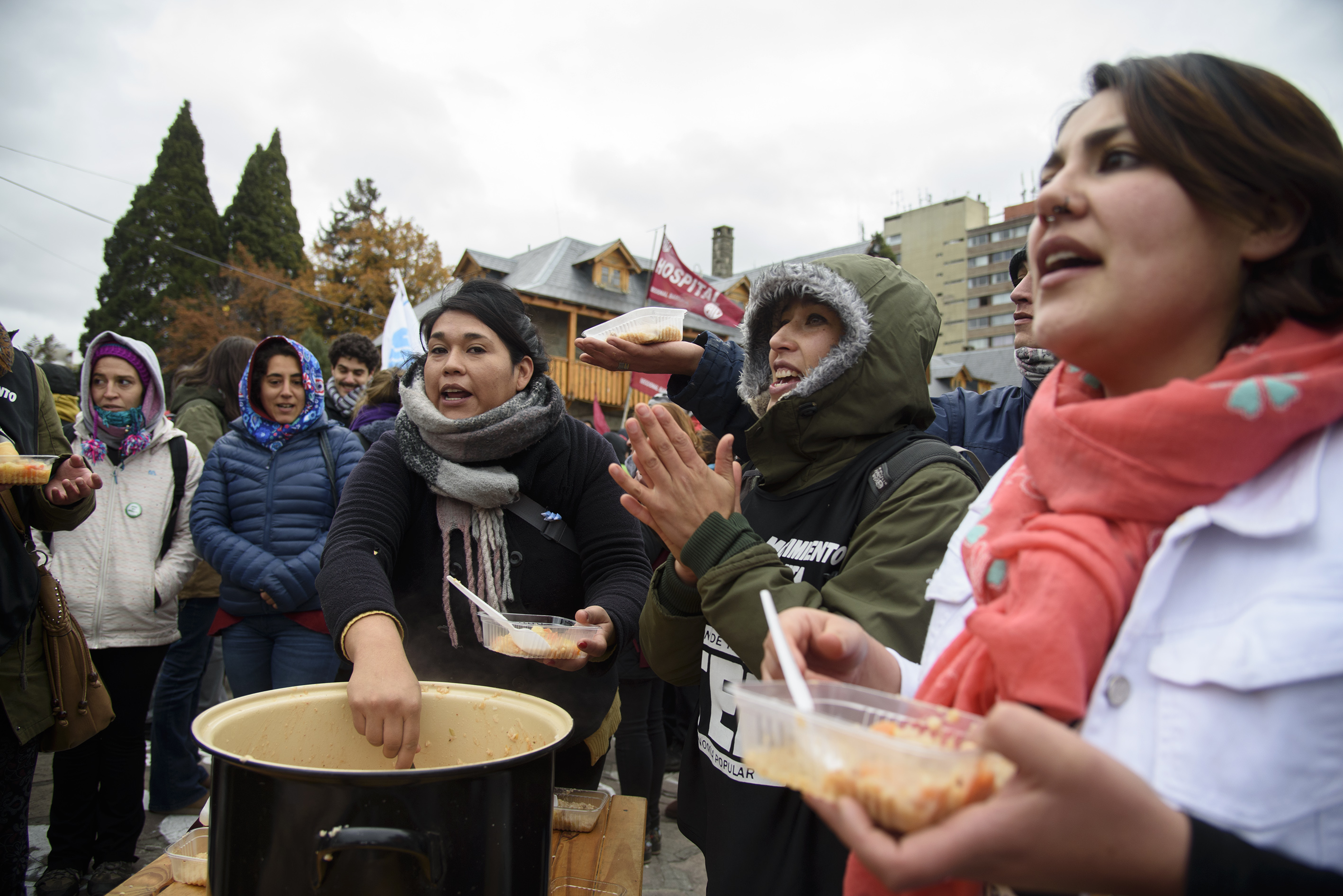 Los manifestantes enfrentaron las bajas temperaturas con el guiso de la olla popular. Foto: Marcelo Martinez