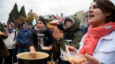 Los manifestantes enfrentaron las bajas temperaturas con el guiso de la olla popular. Foto: Marcelo Martinez