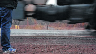 Intenso tránsito. Colectivos de larga distancia, camiones petroleros y frutícolas, abundan sobre la Ruta 151. Foto: Florencia Salto.
