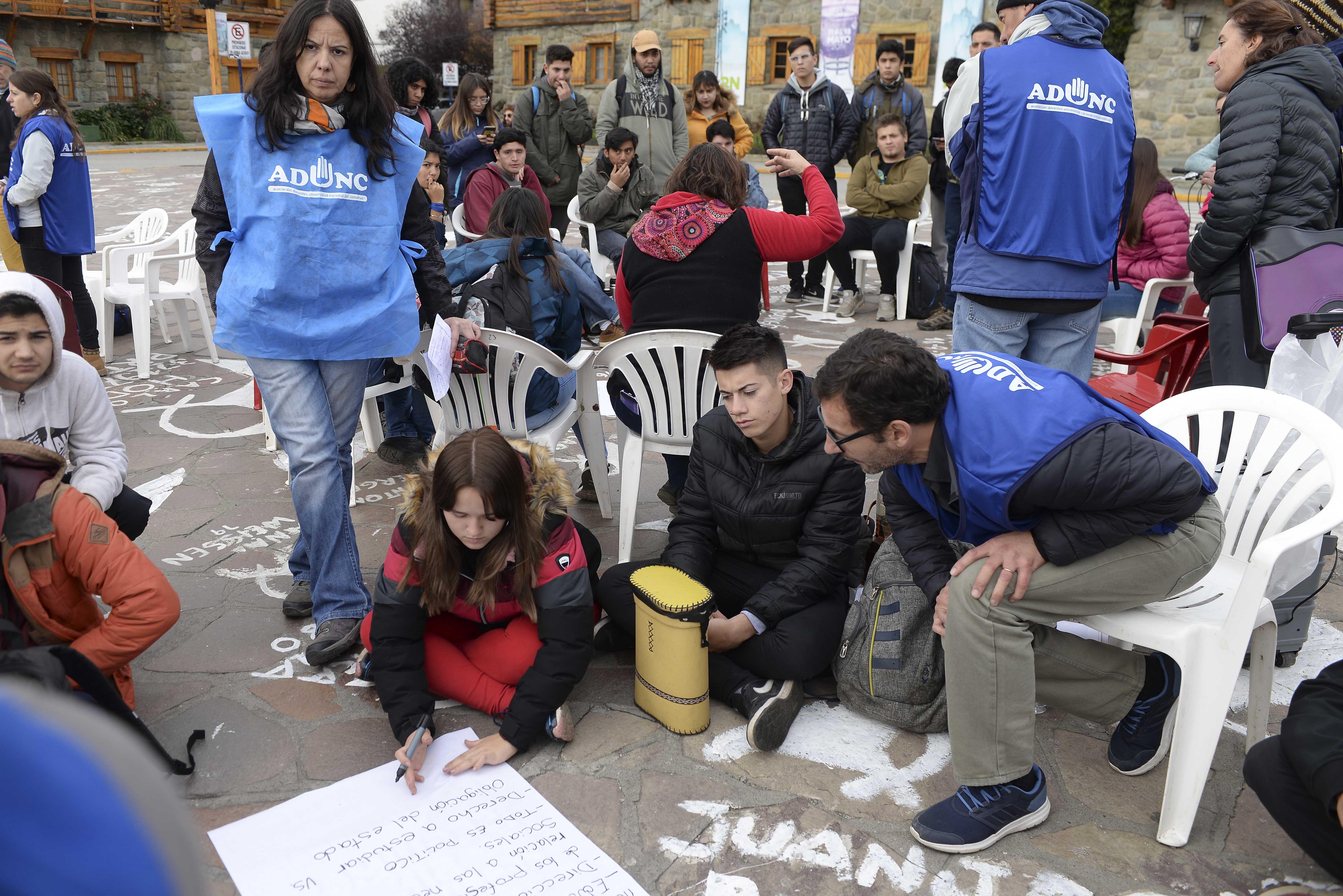 El reclamo universitario se realizó en el Centro Cívico. Foto: Chino Leiva