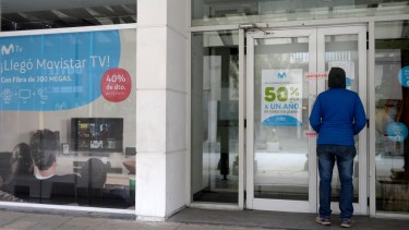 El centro de atención de Telefónica está clausurado por el municipio desde hace un mes. Foto: Chino Leiva