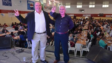 Ovidio Zúñiga (der) junto al titular de Uthgra, Nelson Rasini organizaron el locro del Día del Trabajador. (Foto: Alfredo Leiva)