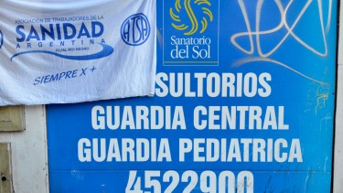 Los trabajadores del Sanatorio del Sol mantienen el reclamo. Archivo