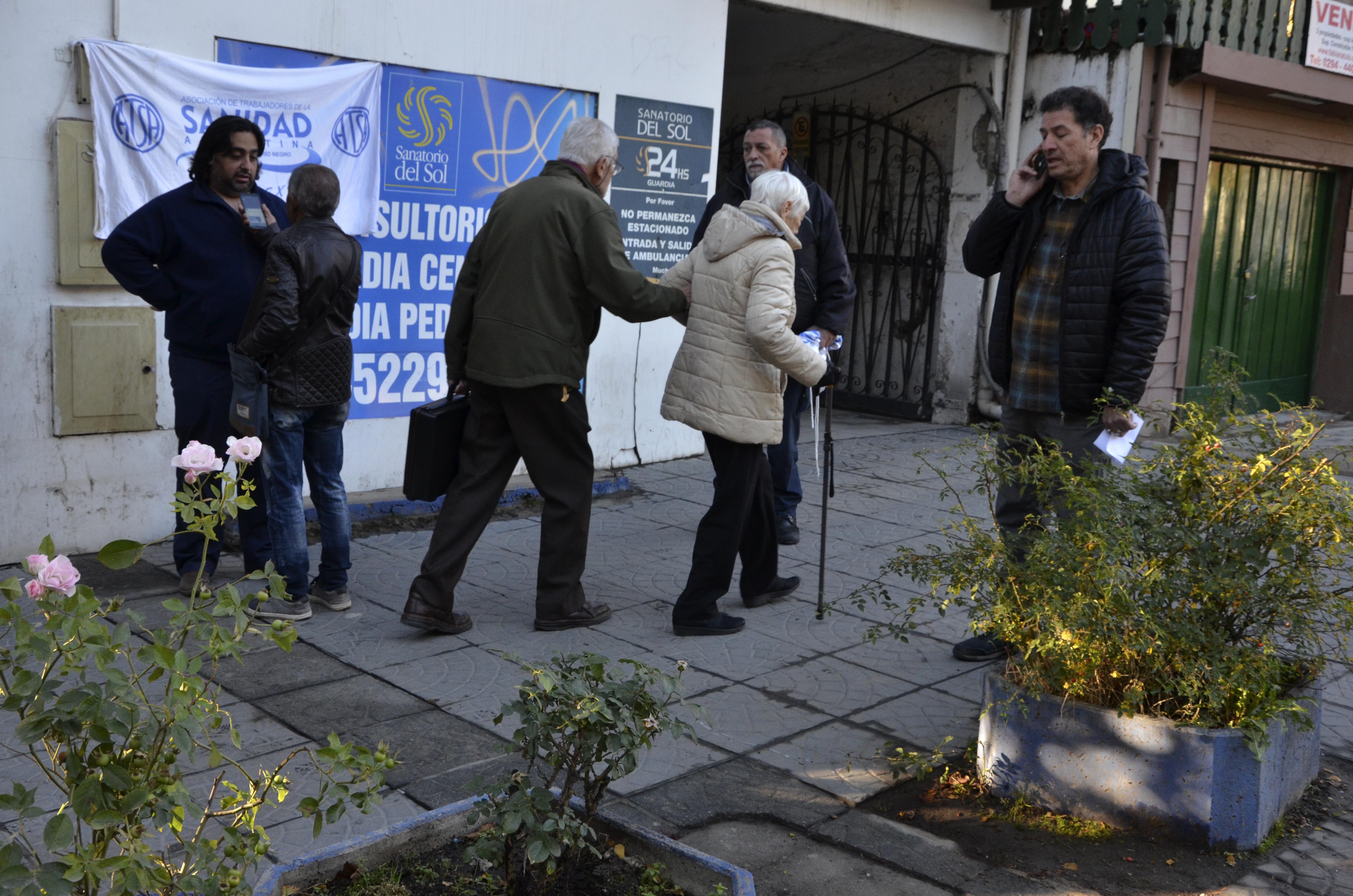 Los trabajadores del Sanatorio del Sol reclamaron frente a los consultorios de la calle 20 de Febrero. Foto: Chino Leiva
