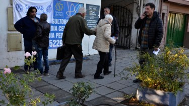 Los trabajadores del Sanatorio del Sol reclamaron frente a los consultorios de la calle 20 de Febrero. Foto: Chino Leiva