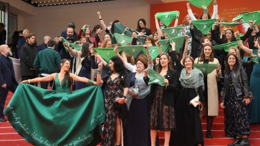 Activistas e integrantes del equipo de filmación de "Que sea ley" llenaron de verde la alfombra roja del certamen francés.