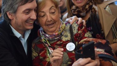 Máximo Kirchner fotografiándose con sus seguidores en la UNQUI Foto: Twitter @MaxickirchnerOk