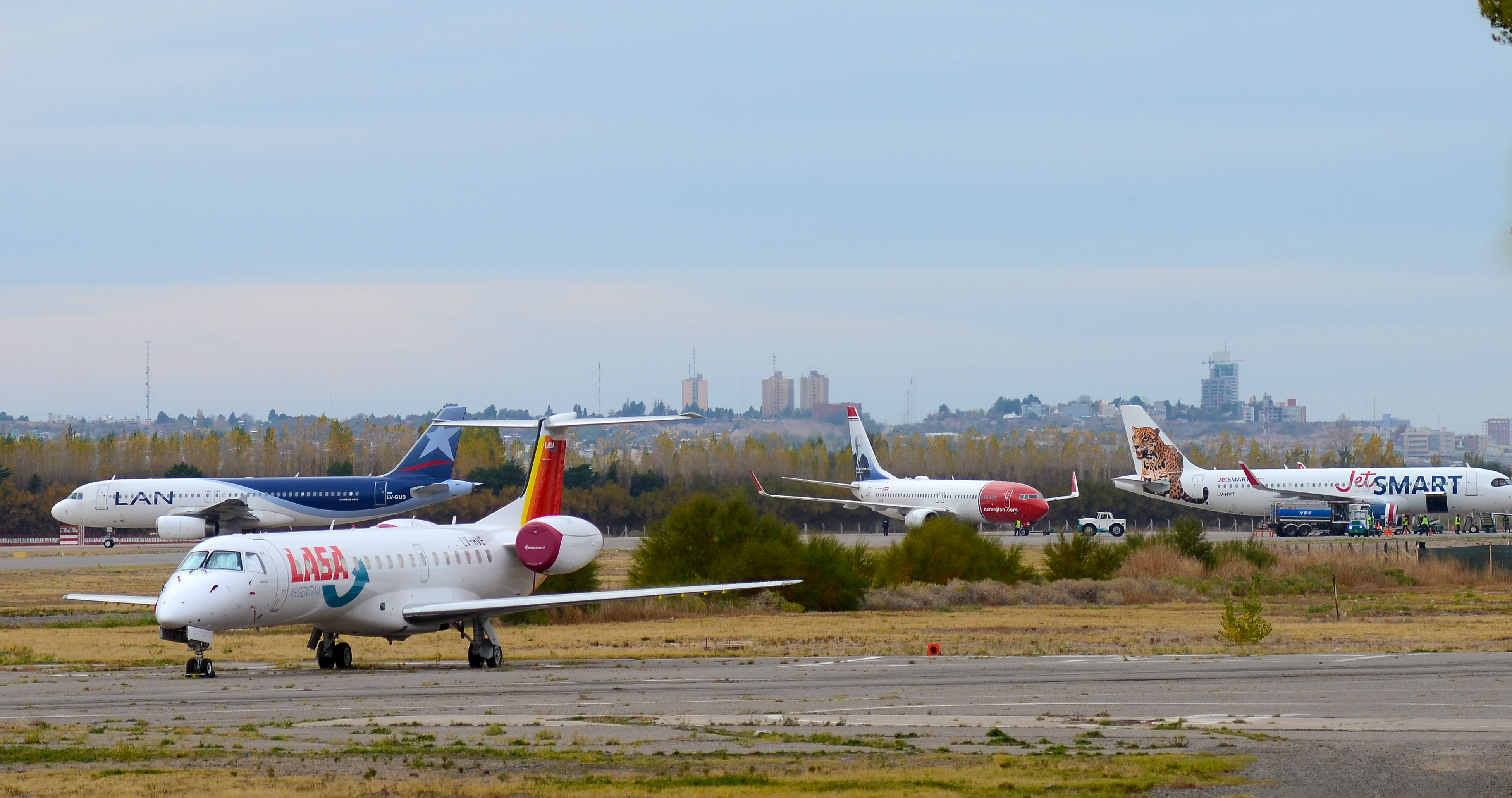 El aeropuerto de Neuquén en épocas de vuelos diarios. (Foto: Mauro Pérez)