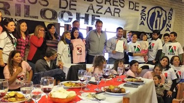 El intendente Gustavo Gennuso y el titular de Tierras y Viviendas, José Mella, junto a integrantes del Sindicato de Trabajadores de Juegos de Azar. Foto: gentileza.,