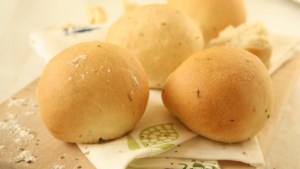 Manos a la masa para estos bollitos de pan saborizados