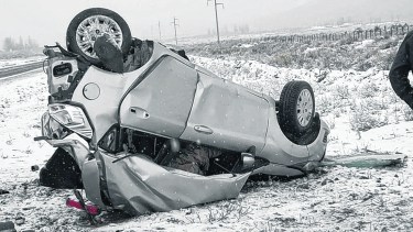 El Ford Ka impactó de frente contra una ambulancia, que trasladaba un paciente hacia la ciudad de Zapala.  (Gentileza)