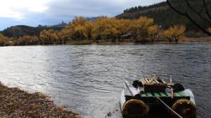 Utilizan la basura para construir balsas y navegar nuestros ríos