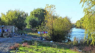 En Cipolletti los vecinos del barrio Costa Sur fueron ganando metros a la línea de ribera con las bajantes de los últimos años. (Foto: Mauro Pérez)