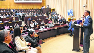El 21 de marzo, el gobernador llevó un paquete de leyes a la Cámara. Foto Florencia Salto
