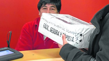 Rápido y seguro. Los envíos desde Buenos Aires a la región demoran entre cinco y siete días. Foto Flor Salto