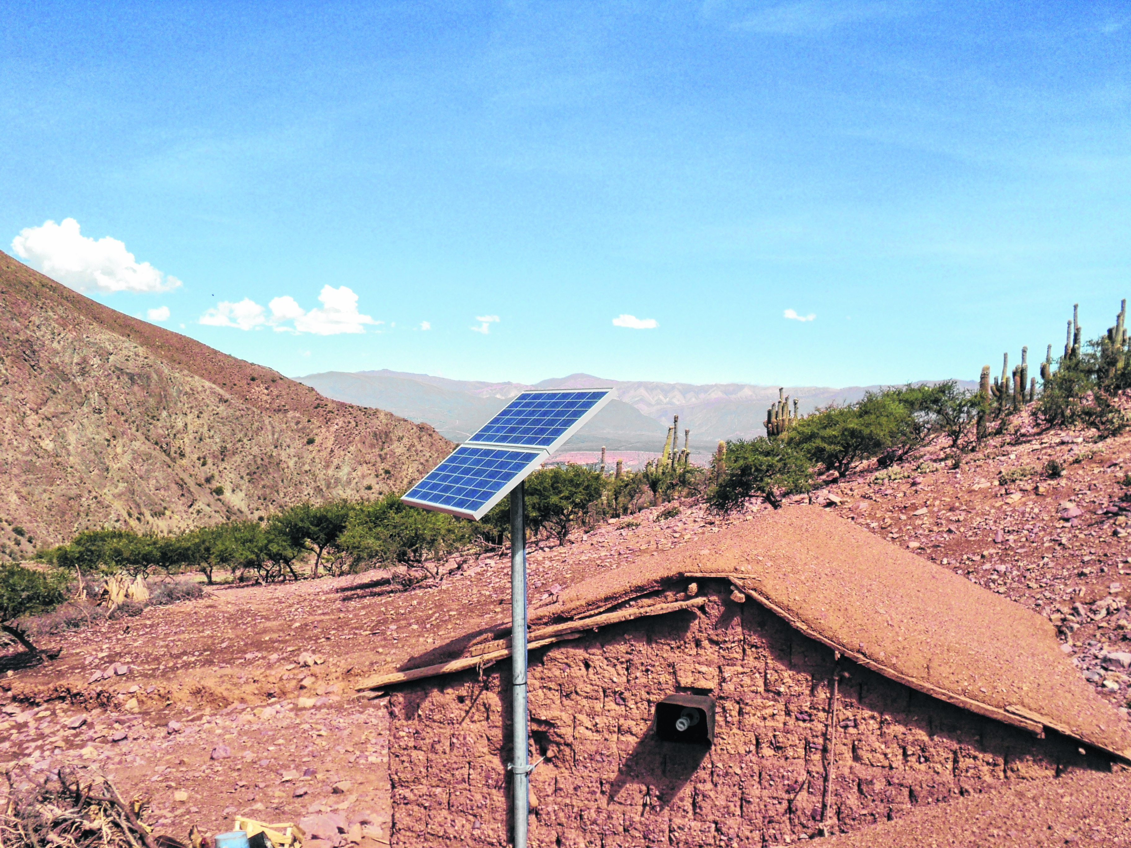 Los paneles solares se colocan en cada vivienda de forma de tal de captar la mayor cantidad de energía posible. 