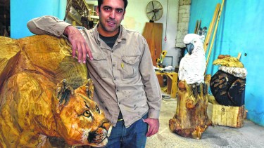 En la intimidad de su taller, Leandro muestra sus creaciones. 