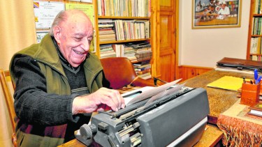 A lo largo de un extensa trayectoria literaria, Elías Chucair publicó 40 libros y 33 cuadernillos "Ayer Aquí". Foto: Archivo. 