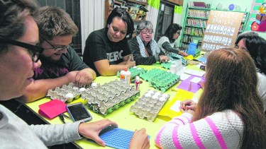 Cada viernes se dicta un taller de Braille. La convocatoria sigue abierta para los que quieran asistir al taller. Foto Oscar Livera