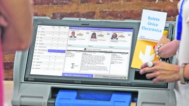 Al igual que el 10 de marzo en las elecciones para elegir intendente de la ciudad de Neuquén se utilizará el sistema de boleta única electrónica. Foto Juan Thomes
