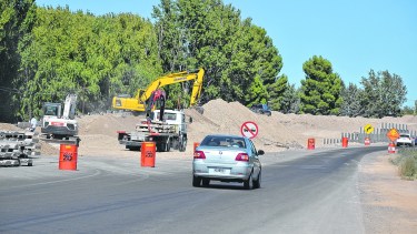 Las obras de la 22 en Godoy incluyen la conexión entre la antigua cañería de agua y la nueva. Foto: Archivo