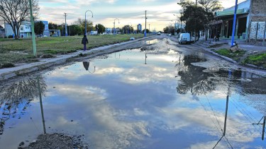 La calle José Ingenieros, una de las postales del colapso sin solución que padecen los vecinos.