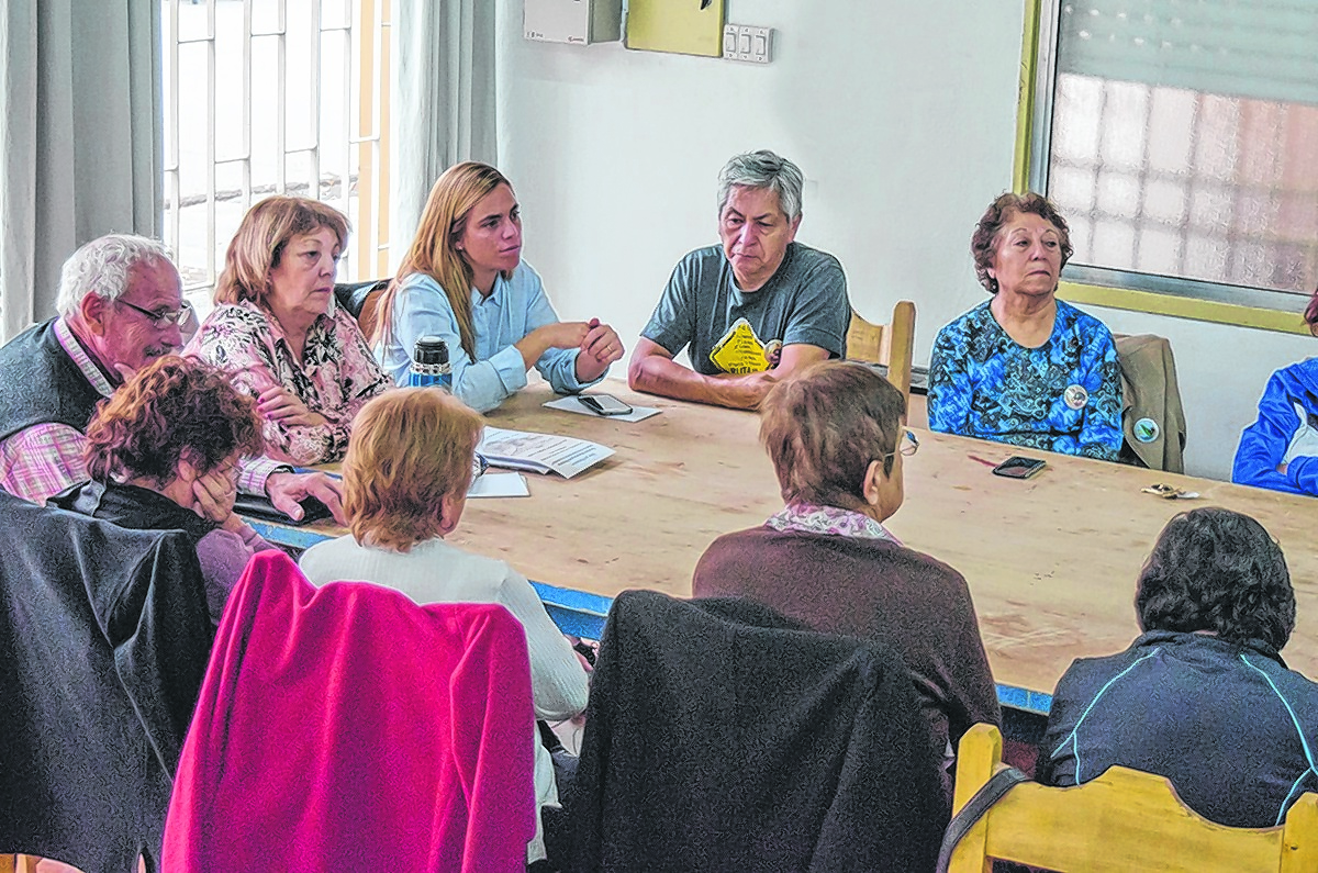 Soria junto a la concejal Paniceres. El jueves se reunieron con el Consejo de Adultos Mayores. 