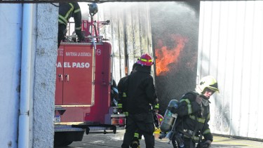 Desvincularon a los 85 trabajadores del galpón que se incendió en Allen