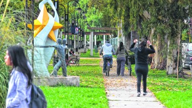 El parque Integración, una imagen que sintetiza la fusión entre lo urbano y lo productivo. (Foto César Izza)